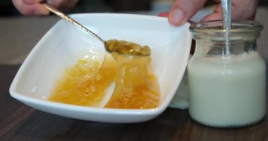 Tatlı olarak hindistan cevizi bazlı şurupta küçük siyah ve yeşil jöle kalıpları karıştırmak. Bireysel fincanlara servis hazırlığı. Ev yapımı tarif. Asya 'da reçel