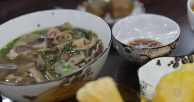 Tom Yum geleneksel Tayland yemeği yapıyor. Birisi kaynar su dolu bir tencerede mantar karıştırıyor. Kral istiridye mantarı, Anka mantarı, akciğer istiridyesi. Çekim.