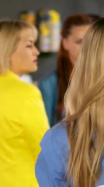 Ofiste parti var, sohbet ediyorlar kahve içiyorlar.