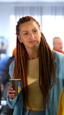 Mezunlar toplantısı, arkadaşlarla buluşmalar, sarılmalar, yeni kızlarla konuşmalar. Sarı ve mavi elbiseler geliyor.