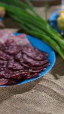 Sosis tabakta parçalara ayrılmış.