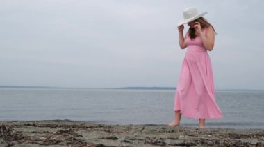 Beyaz şapkalı gezgin Avrupalı genç bir kadın sette yürüyor. Genç bir kız Kanada seti boyunca yürüyor.