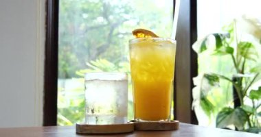 Portakal limonatası. Meyveli turunçgil kokteyli yakın çekim dokusu, sağlıklı tatlı içecek. Detoks içkisi, yaz içeceği konsepti. Buzlu taze portakal suyu. Sağlıklı içecek..