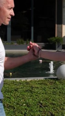 Bachata 'da doğru, yetişkin erkek eğitmen kızlara tek elle nasıl liderlik edileceğini gösterir, eğilmeyi, gerçek hayatta güzel insanlara. Yavaş çekim videosu