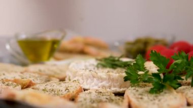 Pişirmeden önce, peynirin üzerine kızarmış ekmek ve vişneli domates serpin. Provenkal bitkiler