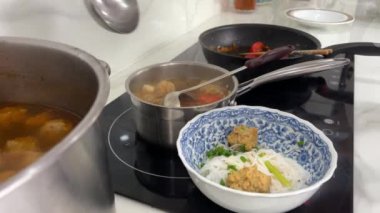 Vietnam, Asya 'daki mutfakta kanla çorba pişiriyorlar. Bir tabak et ve köfte ile pirinç vermicelli, bir tencereye çorba dök ve ocakta kaynat.