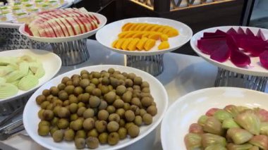 Vietnam 'da bir açık büfede meyveler Dragon meyveli papaya longan karpuzunda. Mango. guava