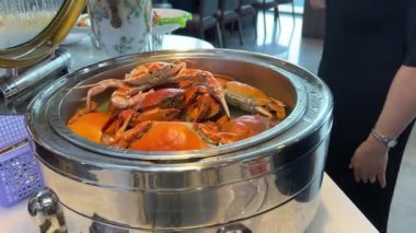 Lüks restoranda deniz ürünleri. Sağlıklı yiyecekler. Deniz kabuğunda taze deniz tarakları ve buzda yatan haşlanmış yengeçler. Otel restoranında deniz ürünleri büfesi. Yengeç büfesi