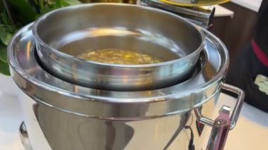 Karıştırma, dilimlenmiş mantar ve soğan eritilmiş tereyağı, un ve et suyu ile mantar çorbası yapmak için. Üst görüntü videosu. Mantar çorbası.