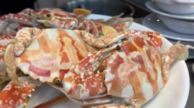 Tabakta kar yengeci. Tereyağı ve garnitürle servis edilen yengeç bacağı tabağı..