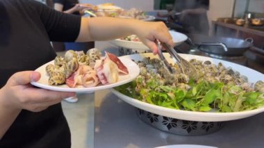 İstiridyeli mürekkep balığı kabuğu. Tayvan yerel deniz ürünleri dükkânı, deniz tarağı ve mürekkep balığı.