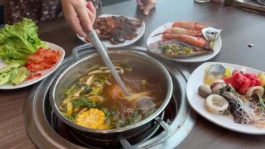 Sayur asem ya da sebze tamarind, Endonezya 'da bulunan bir sebze çorbası. Bu popüler bir Güneydoğu Asya yemeğidir. Mısır çorbası yap.