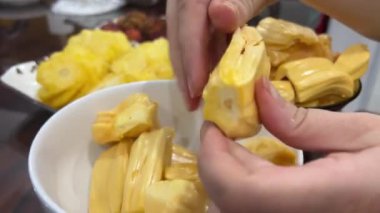 Tek kullanımlık köpük tepsisindeki tropikal tatlı meyve. Jackfruit meyvesi