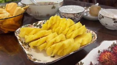 Pişirme sırasında çok sayıda olgun ananas dilimlenmiş. Yakın çekim