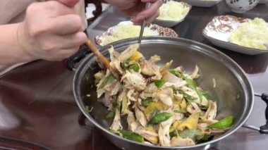 Kemik suyu, ekmek, et ve yeşil sebzeli lezzetli bir kase tavuk sandviçi. Pho, Vietnam 'ın başkenti Hanoi halkının geleneksel ve benzersiz bir yemeğidir.