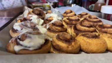 Ev yapımı tarçınlı rulolara krem peynir serpiştirmek. Cinnabon 'u Aç