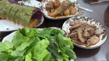 Vietnamlı Chung Keki beyaza izole edilmiş. Domuz eti, yeşil fasulye ve bambu yaprağına sarılmış kare yapış yapış pirinç keki. Geleneksel Vietnam Yeni Yılı Tet yemekleri.