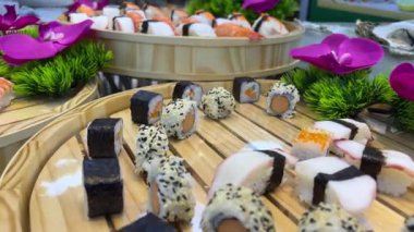 Ahşap tepside suşi. Tahta tepside kırmızı yumurtalı suşi.