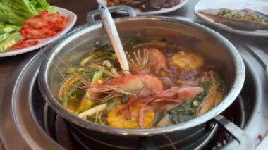 Şef bir restoranda lezzetli bir ramen çorbası hazırlıyor. Karides çorbası yap.