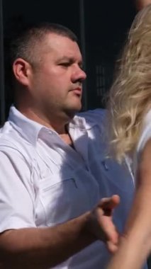 Dans eden çift. Yavaş çekim bachata. Yaz tatilinde plajda dans eden genç çift.