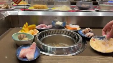 Balık kafalı balık çorbası çorbası bir tencerede kaynıyor. Balık çorbası yapıyorum.