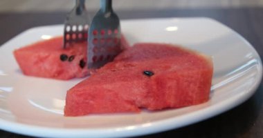 Olgun kırmızı karpuz dilimleri, sulu ve taze kırmızı karpuz parçaları. Karpuz parçaları