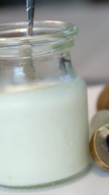 Kavanozda mayalanmış süt ürünü. Longan meyvesi