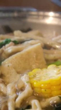 İspanyol paella 'sı. Sokak yemeği festivali. Geleneksel İspanyol yemekleri. Yakın mesafeden deniz mahsullü pilav. Ispanaklı, mısırlı ve kaynamış tavalı vermicelli pilav pişirmek