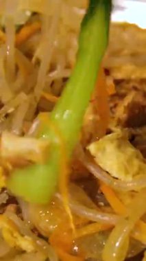  Yakın plan Yum Yumurtası Baharatlı Vermicelli ve Deniz Ürünleri Salatası.