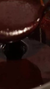Spagetti için karıştırılmış domates sosu ya da tahta kaşıklı pizza domates sosu.