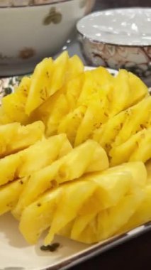 Pişirme sırasında çok sayıda olgun ananas dilimlenmiş. Yakın çekim