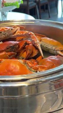 Lüks restoranda deniz ürünleri. Sağlıklı yiyecekler. Deniz kabuğunda taze deniz tarakları ve buzda yatan haşlanmış yengeçler. Otel restoranında deniz ürünleri büfesi. Yengeç büfesi