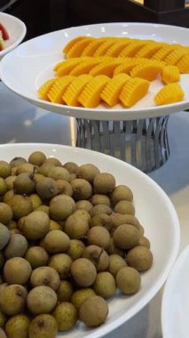 Vietnam 'da bir açık büfede meyveler Dragon meyveli papaya longan karpuzunda. Mango. guava