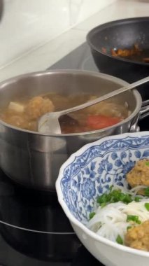 Vietnam, Asya 'daki mutfakta kanla çorba pişiriyorlar. Bir tabak et ve köfte ile pirinç vermicelli, bir tencereye çorba dök ve ocakta kaynat.