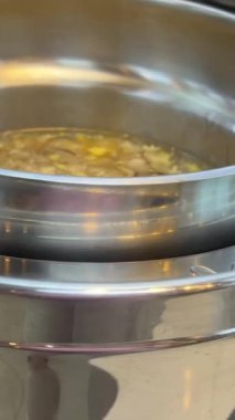 Karıştırma, dilimlenmiş mantar ve soğan eritilmiş tereyağı, un ve et suyu ile mantar çorbası yapmak için. Üst görüntü videosu. Mantar çorbası.