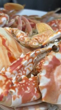 Tabakta kar yengeci. Tereyağı ve garnitürle servis edilen yengeç bacağı tabağı..