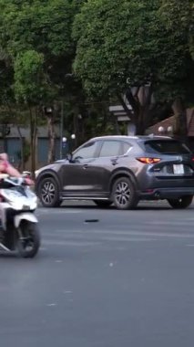 Saigon 'da akşam vakti gerçektir. İnsanlar şehirde dolaşıyor, kafelerde oturuyor, motosiklet ve araba sürüyor, turistler ve Asyalılar ve Avrupalılar birlikte zaman geçiriyorlar. Vietnam Ho Chi Minh Şehri 06.03.2024