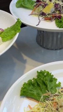Farklı türde salatalar. beyaz tabaklar