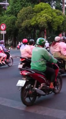Saigon 'da akşam vakti gerçektir. İnsanlar şehirde dolaşıyor, kafelerde oturuyor, motosiklet ve araba sürüyor, turistler ve Asyalılar ve Avrupalılar birlikte zaman geçiriyorlar. Vietnam Ho Chi Minh Şehri 06.03.2024