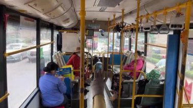 Vietnam 'da seyahat eden orta sınıf fakir motosikletli otobüs şehir merkezinden geçen Ho Chi Minh City Vietnam 06.07.2024 