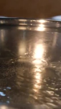 Siyah arka planda kaynayan su. Kaynar su kabarcıkları. Yavaş çekim.