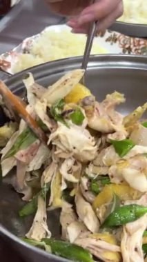 Kemik suyu, ekmek, et ve yeşil sebzeli lezzetli bir kase tavuk sandviçi. Pho, Vietnam 'ın başkenti Hanoi halkının geleneksel ve benzersiz bir yemeğidir.