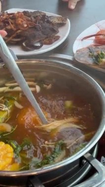 Sayur asem ya da sebze tamarind, Endonezya 'da bulunan bir sebze çorbası. Bu popüler bir Güneydoğu Asya yemeğidir. Mısır çorbası yap.