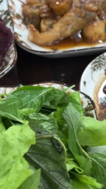  Vietnamlı Chung Keki beyaza izole edilmiş. Domuz eti, yeşil fasulye ve bambu yaprağına sarılmış kare yapış yapış pirinç keki. Geleneksel Vietnam Yeni Yılı Tet yemekleri.