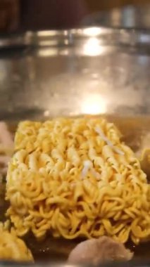 Vermicelli konteynırda, zevk ve zevk anları. Vermicelli için hızlı bir hazırlık. Hazır şehriye çorbası.