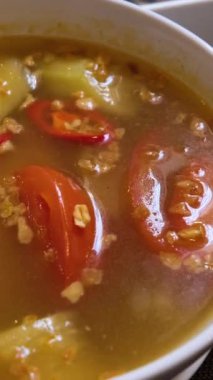 Kırmızı balıklı Vietnam çorbası, domates ve diğer sebzeler restoran suyunda. Somon çorbası