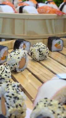 Ahşap tepside suşi. Tahta tepside kırmızı yumurtalı suşi.