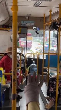 Vietnam 'da seyahat eden orta sınıf fakir motosikletli otobüs şehir merkezinden geçen Ho Chi Minh City Vietnam 06.07.2024 