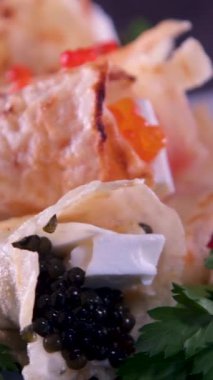 Kırmızı havyarlı leziz gözlemeler. Rus ve Ukrayna mutfağı. Maslenitsa tatili konsepti. Yüksek kalite 4k görüntü