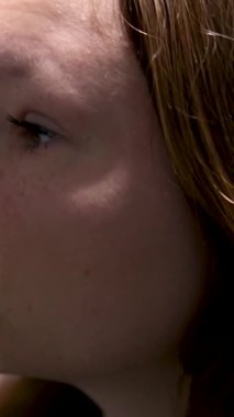  Genç bir kız Kanada 'da Vancouver' da büyük bir alışveriş merkezinde kozmetik ürünleri seçiyor. Bir mağazada yürüyen merdivene binmek.